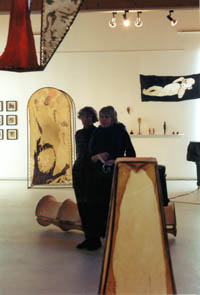 Karina Wellmer-Schnell in ihrem Ausstellungsraum mit Gisela Denninghoff